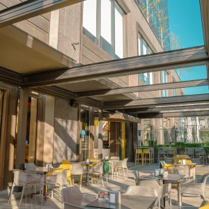 pergolă retractabilă cu lamele din aluminiu stransa