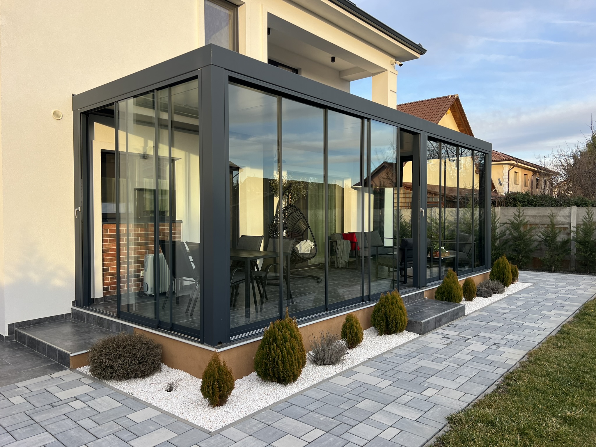 Pergola Biofix închisă cu sticlă culisantă