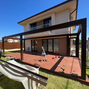 Pergola personalizata pe maro