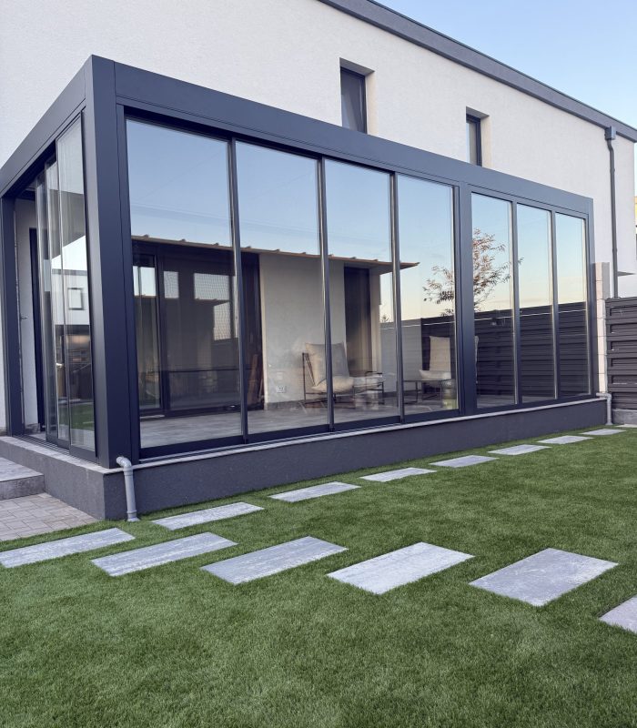 Pergolă bioclimatică Biofix de la Sunbrero şi închidere cu sticlă culisantă