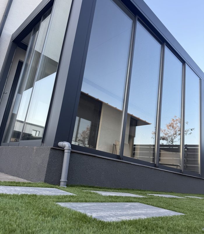 Pergolă bioclimatică Biofix de la Sunbrero şi închidere cu sticlă culisantă